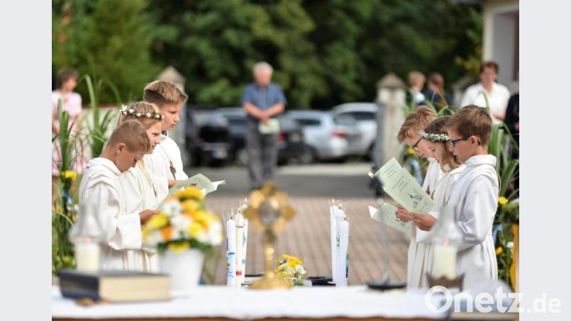 Sechs Kindern begehen in Paulsdorf ihre Erstkommunion (von links, von vorn nach hinten): Jonas Brunner, Larissa Schwarz und Lukas Schwarz sowie Simon Ott, Matilda Pinzenöhler und Luis Lindenthal. Bild: Anna Sauerbeck/exb