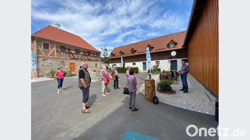 Die diesjährige Versammlung der Lohhäuser-Gemeinschaft fand erstmals im neuen „Mühlenhof“ statt. Bei einem Rundgang wurde alles bewundert. Bild: wg
