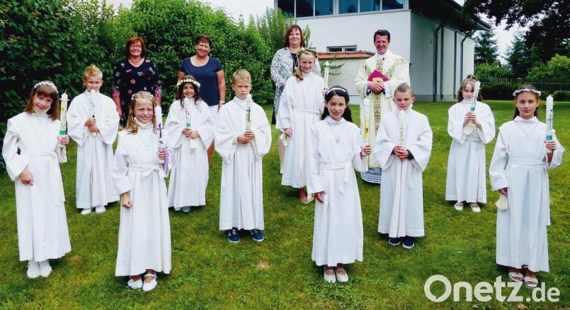 Die Kommunionkinder aus Mantel und Neunkirchen im Pfarrgarten mit den Katechetinnen Anna Wolf, Anja Fröhlich und Veronika Tafelmeier sowie Pfarrer Thomas Kohlhepp (hinten, von links). Bild: R. Kreuzer