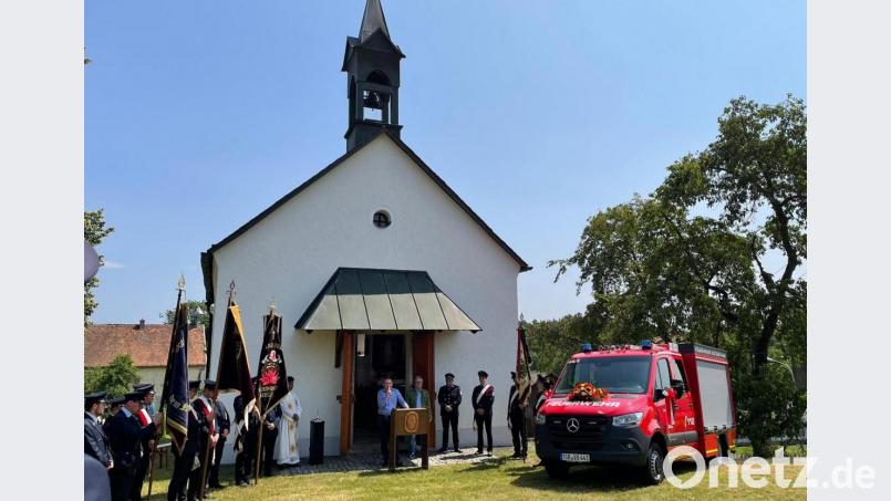Angeschafft wurde das neue Fahrzeug der Freiwilligen Feuerwehr Voitenthan bereits zum Jahreswechsel. Vor wenigen Tagen wurde es offiziell in Dienst gestellt. Grußworte sprachen die Bürgermeister Oskar Schuster aus Friedenfels (Fünfter von rechts) und sein Wiesauer Amtskollege Toni Dutz (Vierter von rechts). Den kirchlichen Segen spendete Pfarrvikar Pater Charles John (Sechster von rechts). Bild: wro