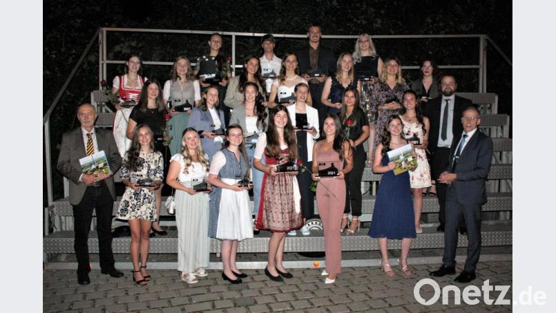 Insgesamt 24 Abiturienten haben am Ortenburg-Gymnasium einen Notendurchschnitt von 1,0 bis 1,5 erzielt. Es gratulieren (von rechts) Schulleiter Ludwig Pfeiffer und Oberstufenkoordinator Stefan Obendorfer sowie Oberviechtachs Dritter Bürgermeister Günter Gilch (links). Bild: lg