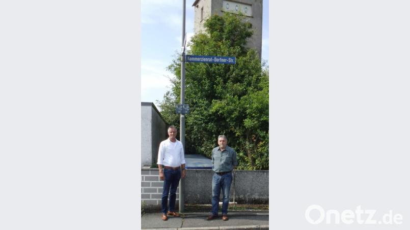 Am Ortsausgang Hirschaus in Richtung Großschönbrunn verläuft nördlich der Staatsstraße 2123 parallel zu ihr die Kommerzienrat-Dorfner-Straße. Benannt ist sie seit 1930 nach dem Unternehmer Hermann Heinrich Dorfner. Im Bild: Bürgermeister Hermann Falk (l.) und Stadtheimatpfleger Sepp Strobl (r.). Bild: u