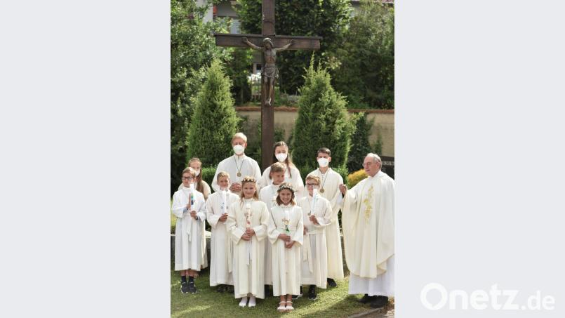 Erstkommunionkinder von rechts nach links 
Ott Simon, Jonas Brunner, Larissa und Lukas Schwarz, Matilda Pinzenöhler, Luis Lindenthal Bild: Anna Sauerbeck/exb