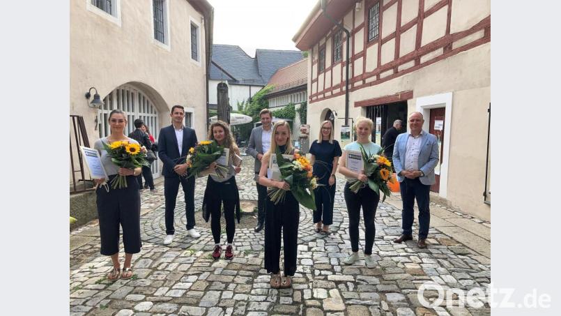 Die Nachwuchspreise der Luisenburg-Festspiele gingen in diesem Jahr an Janina Raspe (3.v.l.) und Anastasia Troska (5.v.l). Den "Extra-Applaus" erhielten Michèle Jagielle (l.) und Fenja Makosch (2.v.r.). Bild: stg