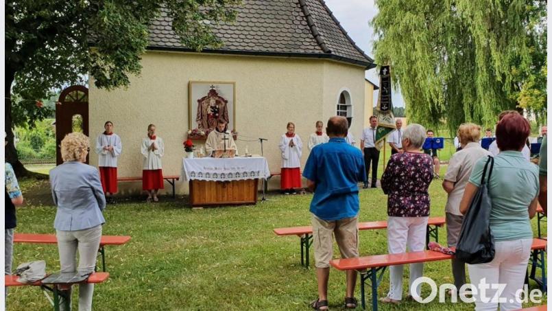 Pater Clemens vor der Kapelle in Karmensölden. Bild:  Franz Weiß /exb