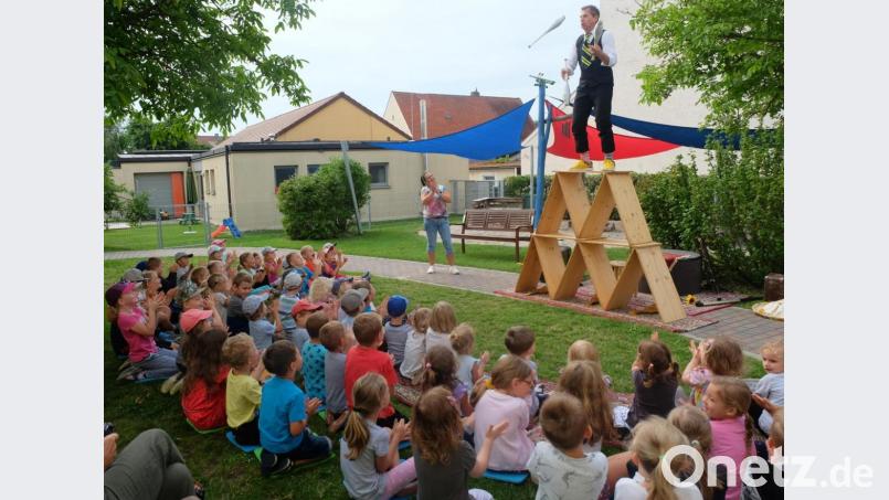 Große Augen machten die Kinder bei den Kunststücken, die ihnen Sepp Schabernack vorführte. Bild: ohr