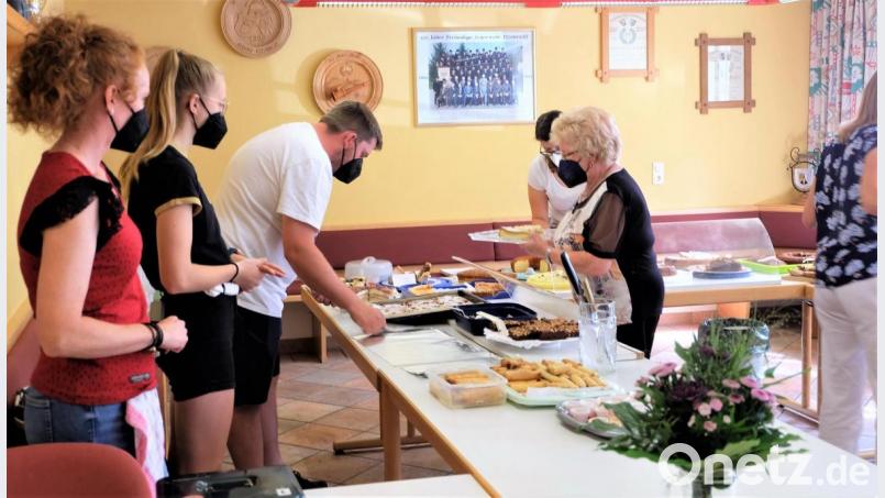 Nicht viel Aufwand, aber ein tolles Ergebnis erzielte der von der Feuerwehr organisierte Kuchenverkauf, den die Etzenrichter gerne in Anspruch nahmen und somit für die Flutopfer in den Hochwassergebieten gutes Tun konnten. Bild: wlr