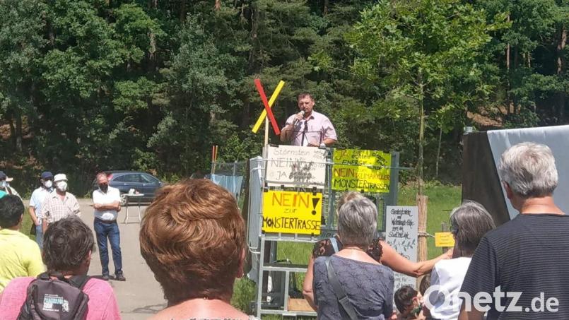 Der Störnsteiner Bürgermeister Markus Ludwig macht seine Bedenken gegen die Stromtrasse deutlich. Bild: BI für für eine dezentrale Energiewende/exb