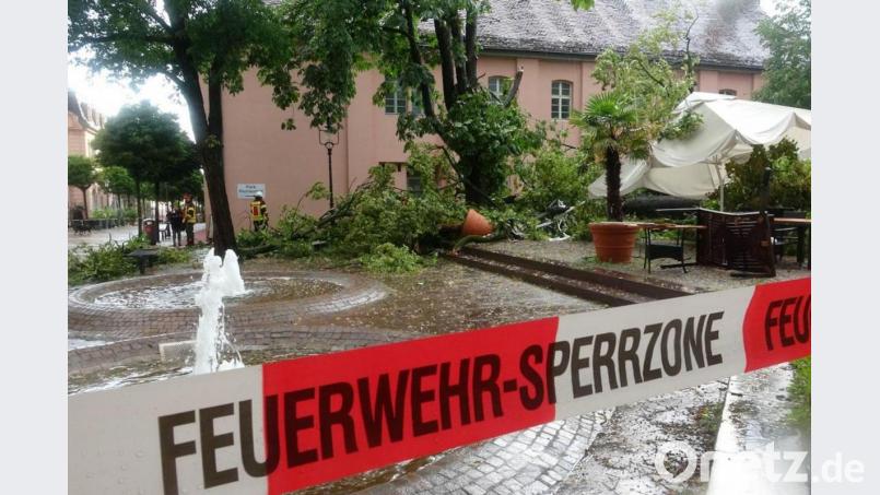 Am Schlossplatz in Rastatt liegt ein großer Baume auf den Tischen eines Restaurants. Symbolbild: Henry Mungenast/dpa