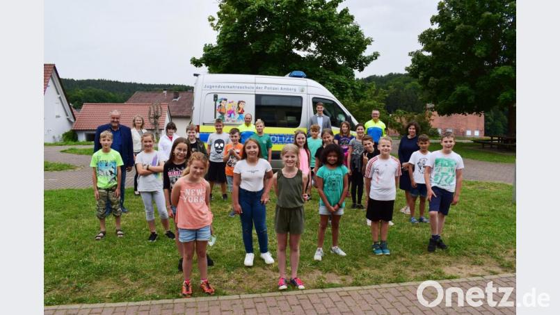 21 Ammerthaler Kinder besitzen jetzt den Radlführerschein. Darüber freuen sich (hinten, von links): Bürgermeister Anton Peter und Klassenlehrerin Ingrid Lommer sowie Rektorin Andrea Konrad (rechts). Bild: oe