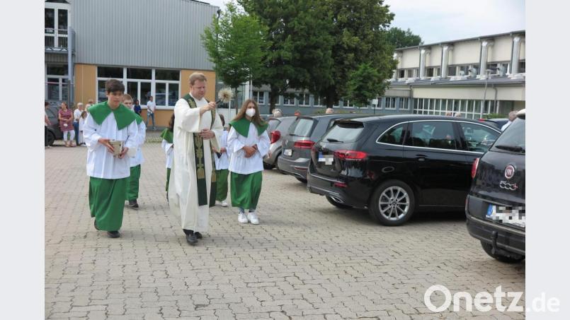Nach dem ersten Sonntagsgottesdienst segnete Stadtpfarrer Thomas Kraus die Fahrzeuge auf dem Schulplatz der Grund- und Mittelschule. Bild: jzk