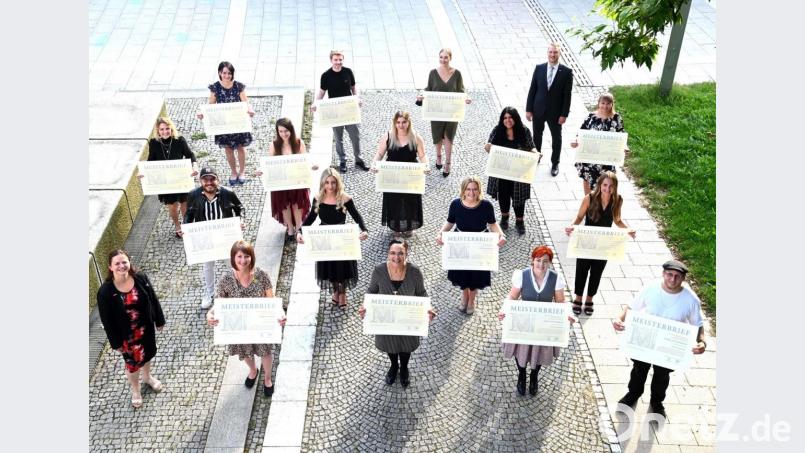 In Weiden erhielten die Friseure ihren Meisterbrief. Bild: Foto Kraus
