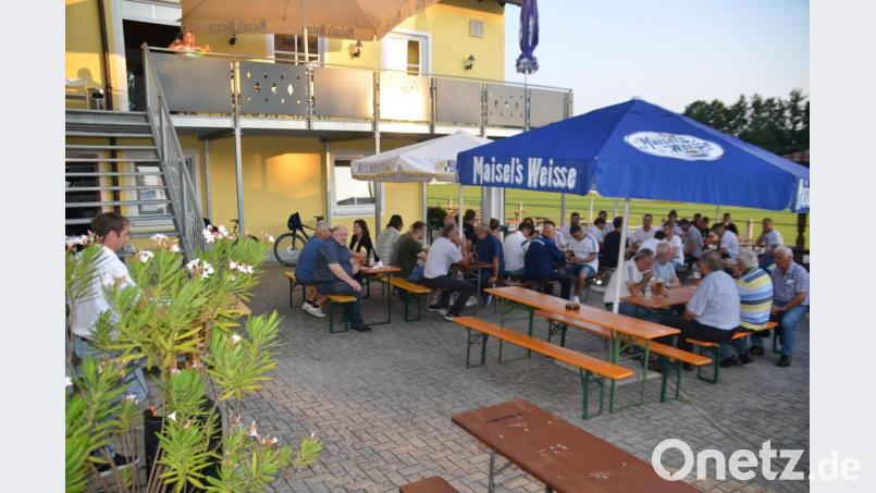 Zur Jahreshauptversammlung trafen sich Vorsitzender Wolfgang Groß (links) und über 40 Mitglieder im Biergarten der SV-Gaststätte. Bild: ak