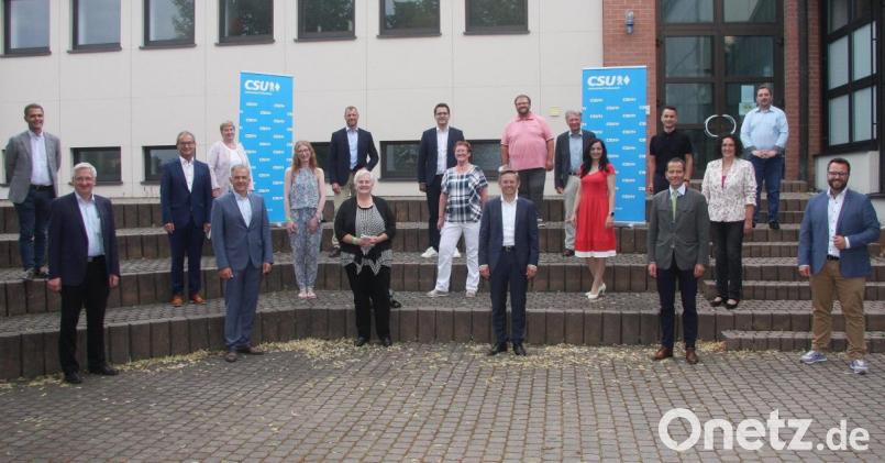 Tobias Reiß bleibt CSU-Kreisvorsitzender (vorne, Vierter von links). Seine Stellvertreter sind (vorne, von links) Johannes Reger, Landrat Roland Grillmeier, Angela Burger und Matthias Grundler (rechts). Bild: wro