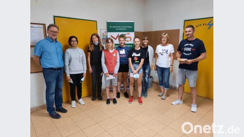 Andreas Bscherer (rechts) dankte den Schülerlotsen der Markus-Gottwalt-Schule GS – ein Teil von ihnen leistet gerade Berufspraktika ab und war deshalb nicht anwesend – mit einem Taschengeld für ihren Dienst im zu Ende gehenden Schuljahr. Stolz auf das Engagement seiner Schüler zeigte sich Rektor Wolfgang Bodensteiner (links). Bild: rn