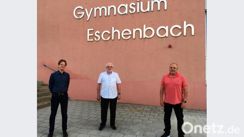 Fördervereins-Vorsitzender Andreas Wagener (von links) würdigte in der Jahreshauptversammlung des Vereins der Freunde des Gymnasiums Eschenbach die Verdienste des neuen Ehrenvorsitzenden Hubert Haberberger sowie des scheidenden Schulleiters Peter Schobert. Bild: stg
