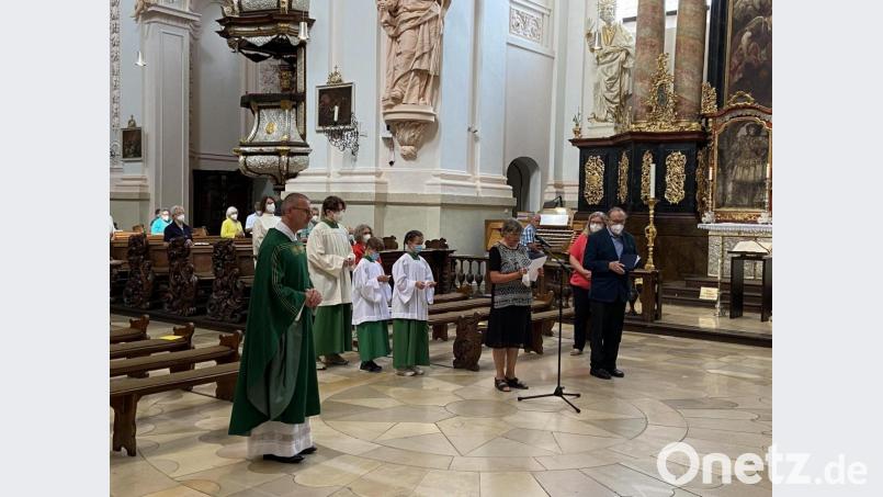Beim Gottesdienst zum Welttag für Großeltern und ältere Menschen trugen Großeltern und Enkel gemeinsam die Kyrierufe und Fürbitten vor. Bild: Markus Scharnagl/exb