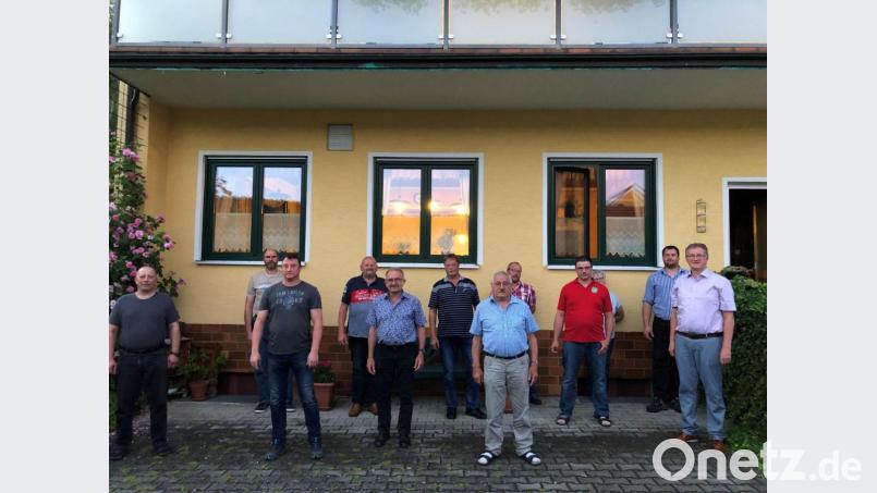 Die neue gewählte Vorstandschaft des Kleintierzuchtvereins Unterauerbach mit Martin Scheuerer (Dritter von rechts) an der Spitze zusammen mit Bürgermeister Franz Grabinger (rechts). Bild: Michael Kiener/exb