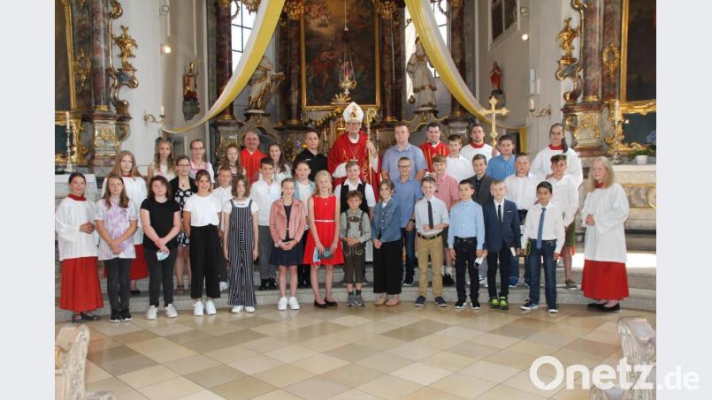 Diese Jugendliche aus der sechsten Jahrgangsstufe, die zur Seelsorgegemeinschaft Oberviechtach, Pullenried und Wildeppenried gehören, bekamen das Firmsakrament gespendet. Bild: frd