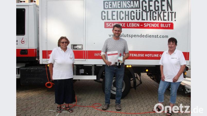 Insgesamt 50 Mal spendete Thomas Träger Blut, um damit Leben zu retten. Im Namen des BRK bedankten sich Petra Meierl (links) und Conny Klarner (rechts). Bild: wro