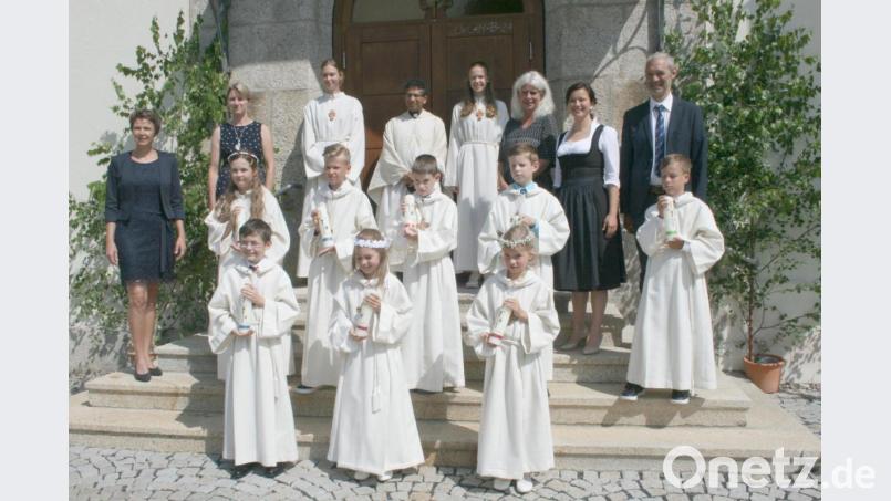 Die acht Kommunionkinder mit Pfarrer Josef (hinten, Mitte) mit den Ministranten, Tischmüttern Christine Klöble und Karin Gerolstein (links) und Klassenlehrerin Claudia Wölke, Religionslehrerin Dr. Elisabeth Hammer-Butzkam und Schulleiter Stefan Mühlbauer (von rechts). Bild: roh