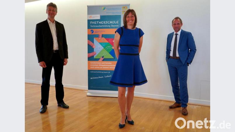 Kultusminister Prof. Michael Piazolo, die Stellvertretende Landesvorsitzende des Verbraucherservice Bayern, Eva Fuchs, und Verbraucherschutzminister Thorsten Glauber (von links) zeichneten die Schulen aus- Bild: Heike Spruth/Team Partnerschule Verbraucherbildung Bayern/exb