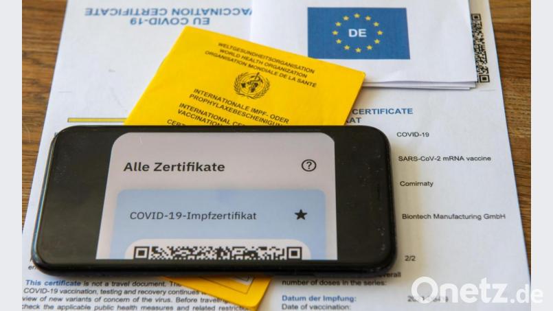 Ein Impfzertifikat auf Papier, ein Impfpass und ein digitaler Nachweis: Wegen einer Sicherheitspanne können Apotheken aktuell keine Zertifikate ausstellen. Symbolbild: Stefan Puchner