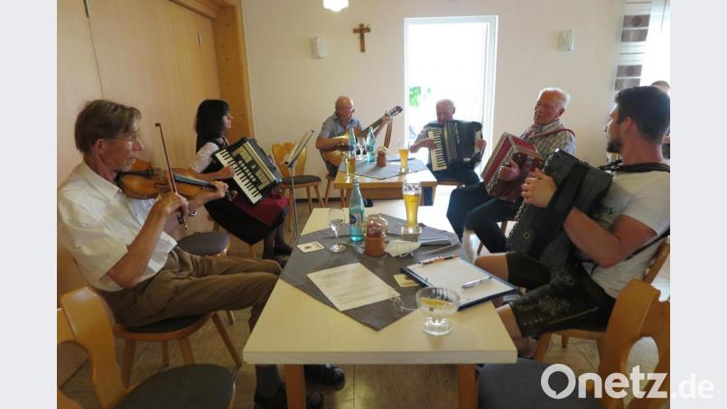 Siegfried Zaus, Christine Geyer, Herbert Diesner, Werner Matt, Rudolf Fink und Martin Kimich (von links) spielten gemeinsam auf. Bild: jzk