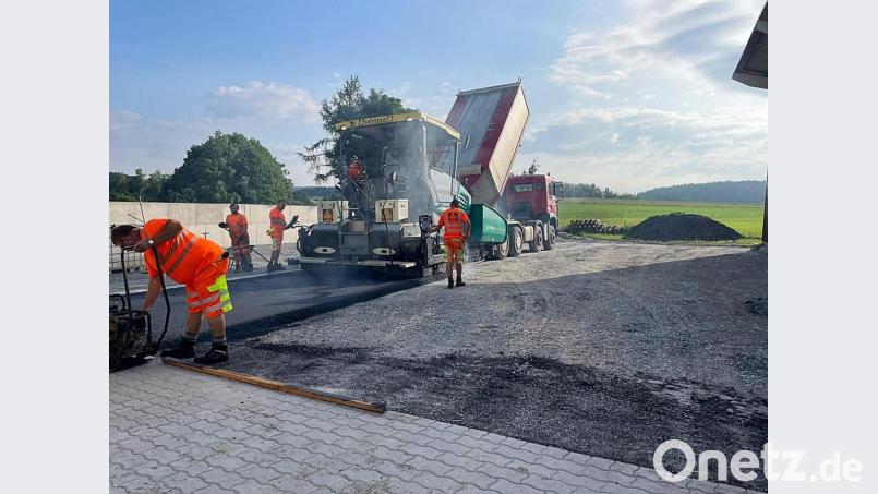 Zwischen Bauhofhalle (rechts) und Schüttgutlager (links) wurde eine Asphaltdecke aufgebracht. Bild: lgc