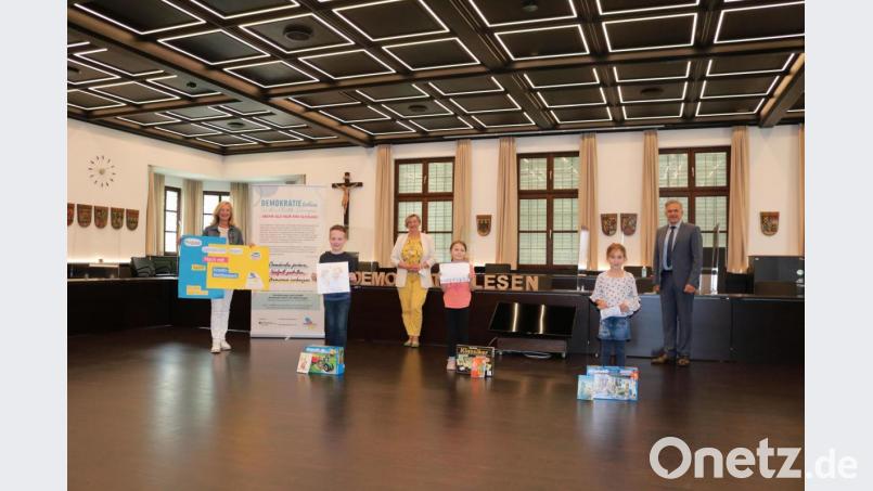 Christoph Krauthan, Marlies Lehner und Marie Möstl (vorne, von links) erhielten ihre Preise vom Kreativwettbewerb. Landrat Roland Grillmeier, Sonja Schmid, Koordinatorin der Partnerschaft für Demokratie im Landkreis Tirschenreuth, und Herta Zölch, stellvertretende Leiterin der Stadtbücherei Tirschenreuth (von rechts), gratulierten. Bild: Landratsamt Tirschenreuth/Claus Oberndorfer/exb