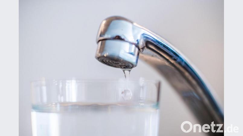 Wasser läuft aus einem Wasserhahn in ein Glas. Im niedersächsischen Lauenau ist die Wasserversorgung am Samstag zusammengebrochen. Bild: Lino Mirgeler/dpa