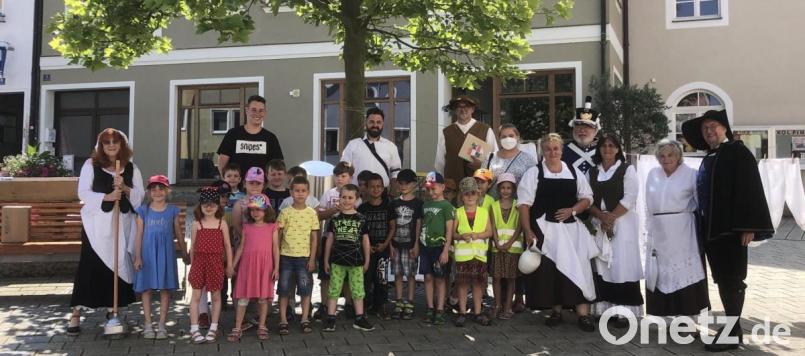 Die Buben und Mädchen des Kindergartens sind begeistert von der etwas anderen Stadtführung in Neustadt. Bild: krb