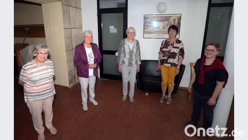 Den Vorstand bilden (von links) Archivarin Annemarie Strobel, Vorsitzende Helga Heger, Schatzmeisterin Maria Specht, Schriftführerin Ulrike Lang und Chorleiterin Andrea Eichenseer. Bild: bmr