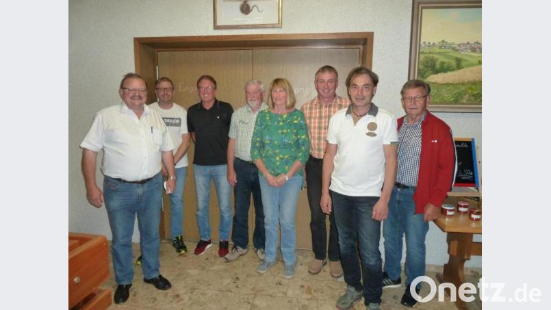 Martha Jung ist weiterhin Jagdvorsteherin. Dazu gratulierte Bürgermeister Alfred Stier (links). Im Vorstand vertreten sind zudem (von links) Kassenprüfer Markus Schüßler, Schriftführer Robert Birkner, Beisitzer Bernhard Walter, Kassier Josef Hubmann, stellvertretender Jagdvorsteher Georg Sollfrank und Kassenprüfer Norbert Falk. Bild: bir