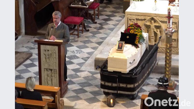 Im Anschluss an das Requiem würdigte der Fuchsmühler Bürgermeister Wolfgang Braun die Verdienste Matthias Raffls um die Gemeindepartnerschaft. Bild: Bernardette Pfeifer/St. Leonhard/ exb