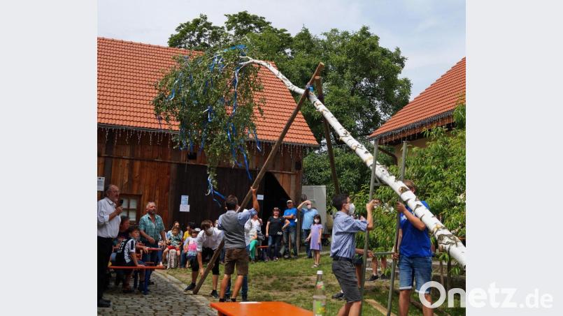 Die Mitglieder der Seebarner Landjugend hievten den Kirwabaum in die Höhe. Bild: agr