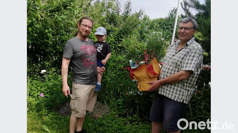 Raphael Nickl und Papa Alexander freuten sich sehr über den neuen Heidelbeerstrauch, den ihnen OGV-Vorsitzender Josef Häckl (rechts) überreichte. Bild: rpp