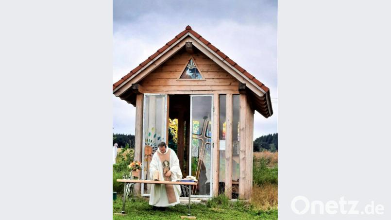 Pfarrvikar Christian Preitschaft beim Außengottesdienst an der Norbert-Kapelle. Bild: Erich Stauber/exb