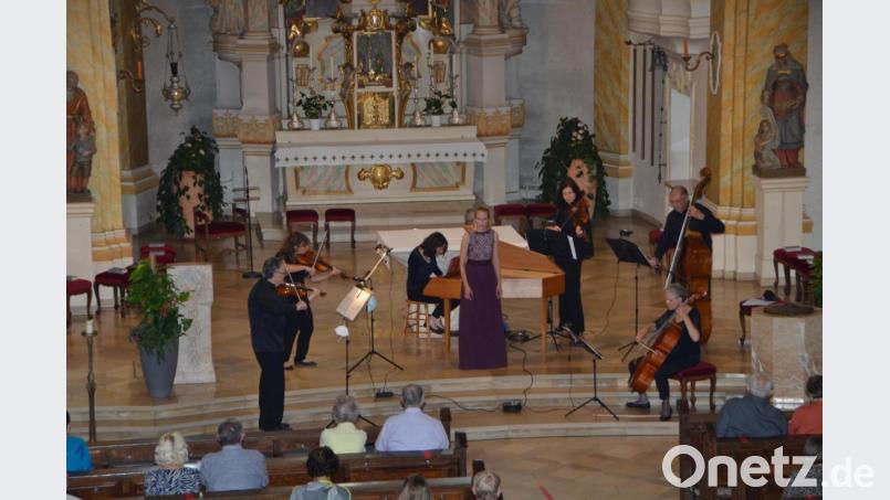 Mit der Vohenstraußer Sopranistin Laura Demjan ging das Arte Ensemble eine herrliche Symbiose ein. Bild: dob