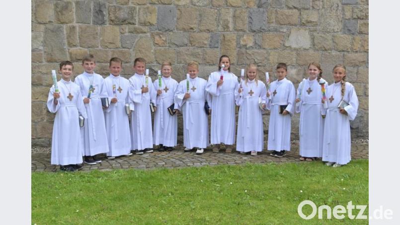 Die Erstkommunionkinder, die nicht gemeinsam feiern konnten, trafen sich am letzten Festtag zum Gemeinschaftsfoto vor der St. Jakobus Kirche. Bild: Jochen Schwab
