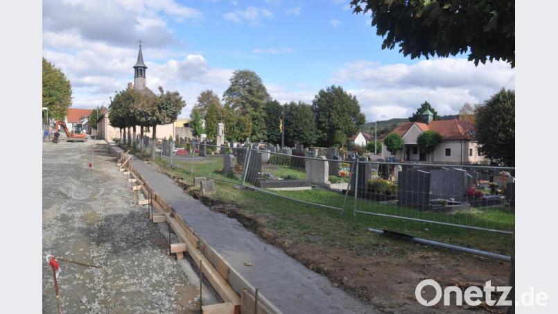 Die alte Friedhofsmauer in Bärnau wurde entfernt. Auf den Fundamenten wird eine Bruchsteinmauer errichtet. Das genaue Aussehen wird auch das Denkmalamt mit bestimmen: Die Stadt plant, die Arbeiten über den Winter durchführen zu lassen. Bild: ws