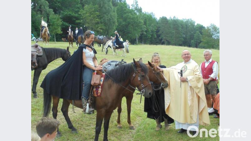 Pfarrer Wilhelm Bauer (rechts) freute sich über die tierischen Gottesdienstbesucher. Bild: rfi