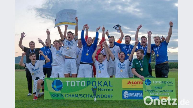 Der Jubel kannte keine Grenzen: Der SV Schwarzhofen ist Totopokal-Sieger. Er besiegte am Mittwochabend den SC Katzdorf mit 4:0. Bild: Uschold