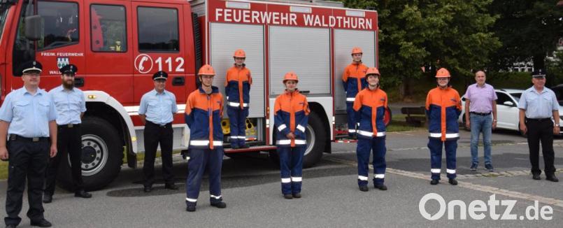 Eine perfekte Leistungsprüfung hat die Jugendfeuerwehr Waldthurn am Montagabend abgelegt. Zu den ersten Gratulanten zählten (von links) Kreisbrandmeister Matthias Schmidt, Jugendwart Josef Pflaum junior und Kreisbrandmeister Alexander Kleber. Auch Schiedsrichter Dieter Malzer (rechts) und stellvertretender Bürgermeister Roman Bauer (Zweiter von rechts) gratulierten den Jugendlichen. Bild: fla