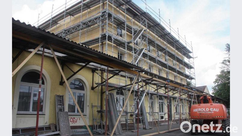 Das Bahnhofsgebäude ist bereits von einem Gerüst umgeben. Erster Schritt ist die Entkernung des Innenbereichs. Bild: wro
