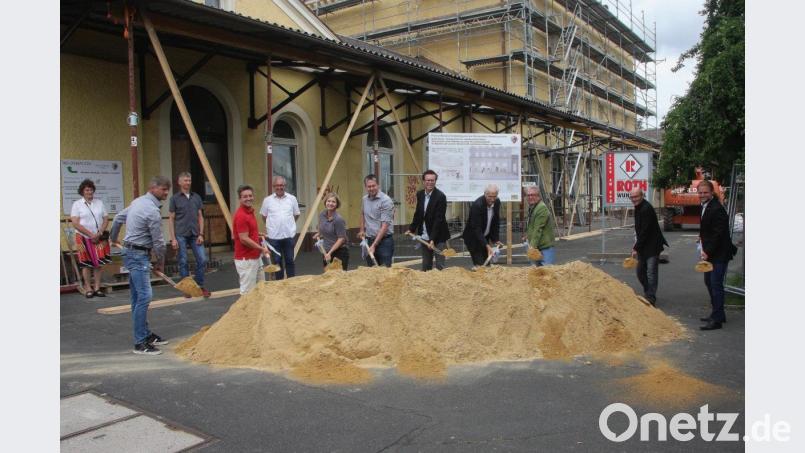 Offizieller Spatenstich am Bahnhof: Im Bild (vorne von links) Bauleiter Siegfried Weiß, Zweiter Bürgermeister Michael Dutz, Veronika und Florian Sirch (Geschäftsführer der Firma Karl Roth Baumeister GmbH in Wunsiedel), Uwe Reil und Dr. Emil Lehner (SHL Architekten), Bürgermeister Toni Dutz, Hubert Schmid (Vertreter der Regierung) und Dritter Bürgermeister André Putzlocher. Bild: wro