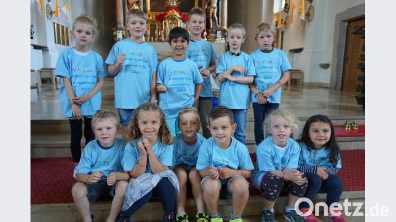13 Buben und Mädchen werden ab September die Schulbank drücken. Verabschiedet wurden sie in einem Abschlussgottesdienst Bild: njn
