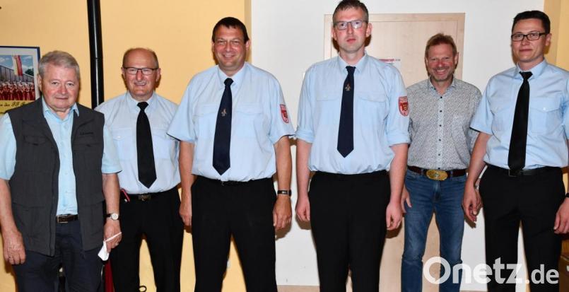 Den im Amt bestätigten Kommandanten der Feuerwehr Aschach, Norbert Hiller und Stefan Müllner (Dritter und Vierter von links), gratulieren Altbürgermeister Norbert Probst, Kreisbrandinspektor Hubert Blödt, Bürgermeister Alwin Märkl und Kreisbrandmeister Armin Daubenmerkl. Bild: sche