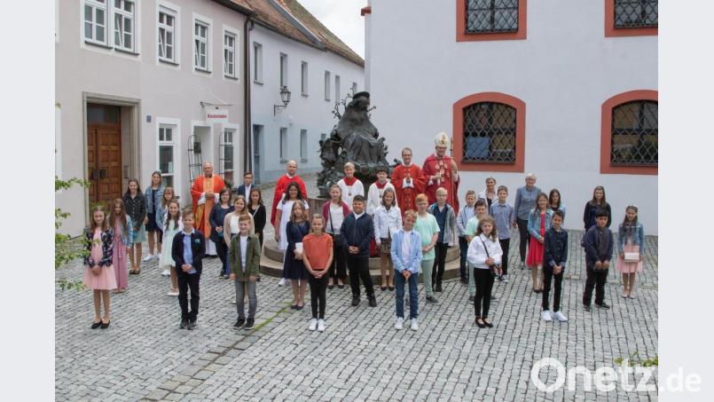 In zwei Gottesdiensten wurden die insgesamt 61 Jugendlichen in der Stadtpfarrkirche Tirschenreuth gefirmt. Im Bild: Die Firmlinge aus Tirschenreuth und Mähring mit Stadtpfarrer Georg Flierl, Pfarrer Armin Maierhofer, Kaplan Daniel Fenk, Weihbischof Dr. Josef Graf (hinten links) und den Gemeindereferentinnen Doris Mehler, Sabine Schiml. Bild: Foto Hummer/exb
