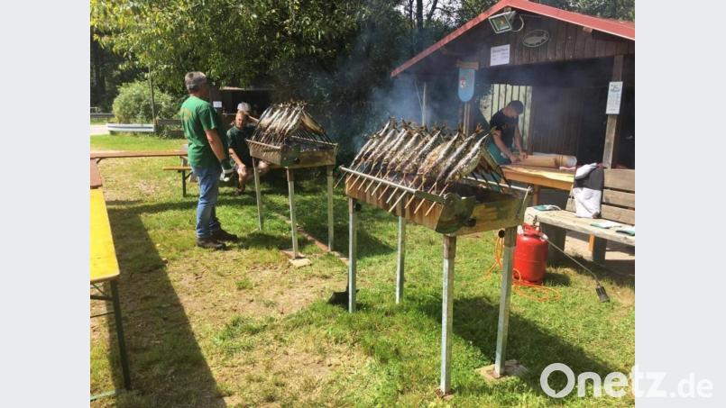 Der &quot;Steckerlfisch&quot; war beim Fischerfest schon immer sehr gefragt! Bild: soj